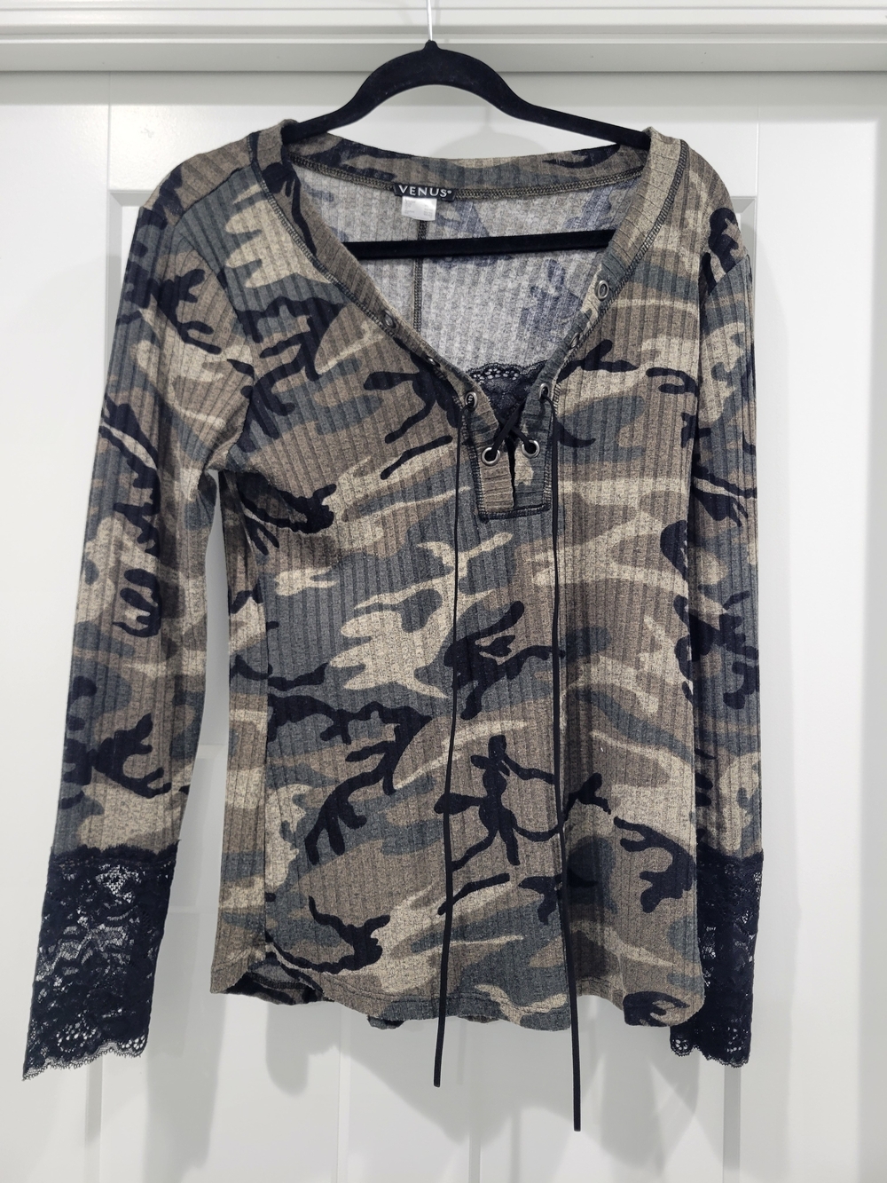 Venus Women's Camouflage Lace-Trim Thermal Top - Olive Camo Size Large